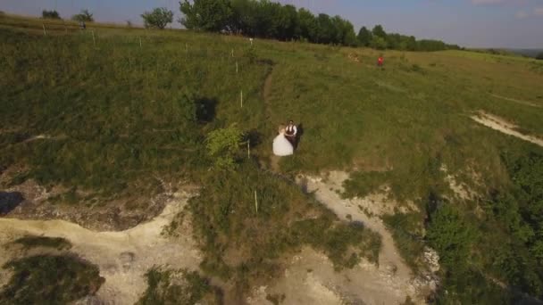 4K filmato aereo drone di coppia sulla scogliera. Incredibile concetto di viaggio — Video Stock