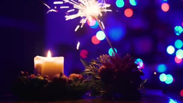 Vela de Natal e Centelhas de Luz de Bengala na Árvore de Natal. Diff. 4k — Vídeo de Stock