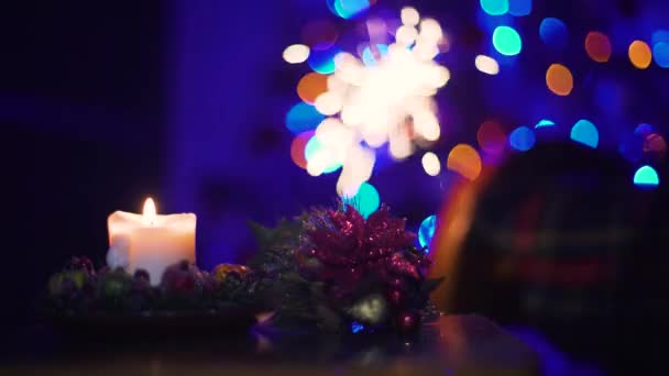 Vela de Navidad y Chispas de Bengala Luz en Árbol de Navidad. Diff. 4k — Vídeo de stock