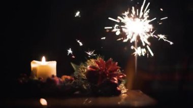 Noel mum ve Bengal ışık Noel ağacı Sparks. Diff işlemi 4k
