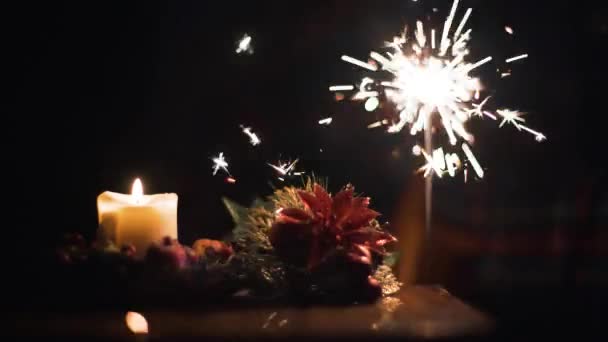 Vela de Navidad y Chispas de Bengala Luz en Árbol de Navidad. Diff. 4k — Vídeos de Stock