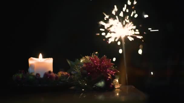 Vela de Navidad con fuego de Bengala sobre fondo negro en cámara súper lenta — Vídeo de stock