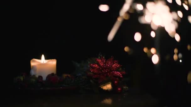 Рождественская свеча с бенгальским огнем на черном фоне в супер замедленном режиме — стоковое видео