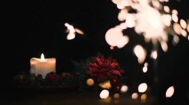 Süper yavaş hareket siyah bir arka plan üzerinde Bengal yangın ile Noel mum