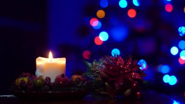 Sarı Noel mumları Noel ağacı arkaplanında karanlıkta