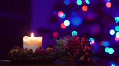 Sarı Noel mumları Noel ağacı arkaplanında karanlıkta
