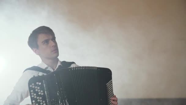 Muzikant hand spelen van accordeon close-up in podium verlichting schaduwen — Stockvideo