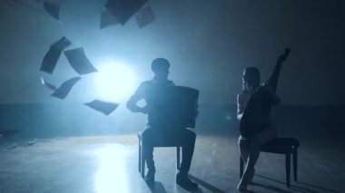 Müzisyenler siluetleri oynarken ve düşen çarşaflar, slowmo arka planda duman