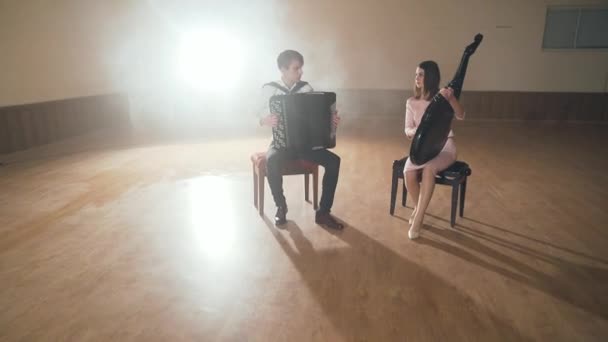 Два музыканта играют на черном аккордеоне и бандуре . — стоковое видео