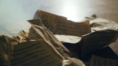 Notlar ile Vintage çarşaf yavaş hareket duman yanıyor