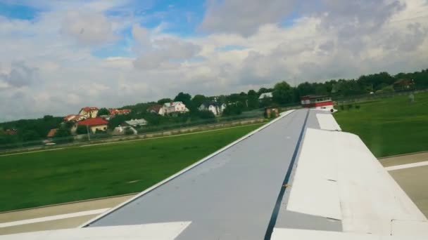Das Flugzeug hebt von der Landebahn 4k ab — Stockvideo
