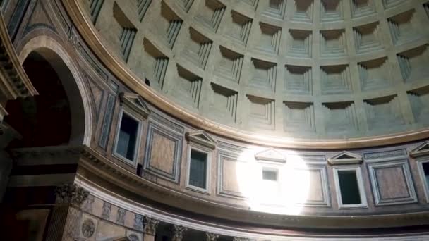 Roma Pantheon filmati a cupola che si snodano intorno all'oculo mostrando il tetto a cupola 4k — Video Stock