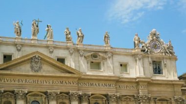Panoramik St Peters Bazilikası ve çeşme. Vatikan, Roma, İtalya 4k