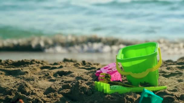 Pala de juguete en la playa del mar. Concepto familiar del día de verano. Vacaciones relajadas. 4k — Vídeo de stock
