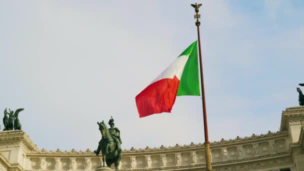 Italiaanse vlag zwaaiende tegen het ruiterstandbeeld dat de Italiaanse 4k vertegenwoordigt — Stockvideo