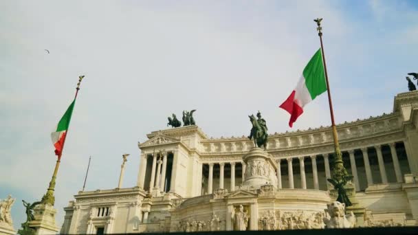 Італійський прапор розмахуючи проти кінної статуї, що представляє італійський 4K — стокове відео