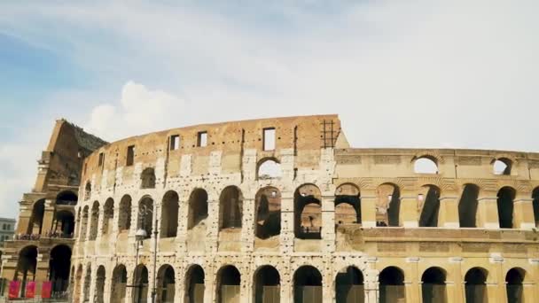 Antiguo Coliseo Romano Antiguo en Roma, Italia. Día soleado. A nadie. 4k — Vídeos de Stock