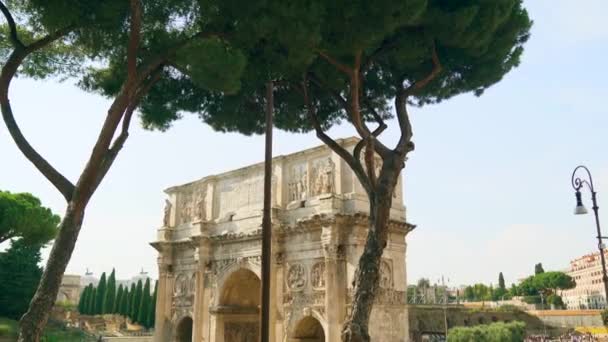 Hermosa toma desde el Monte Palatino hasta el Arco de Constantino hasta el Coliseo 4k — Vídeos de Stock
