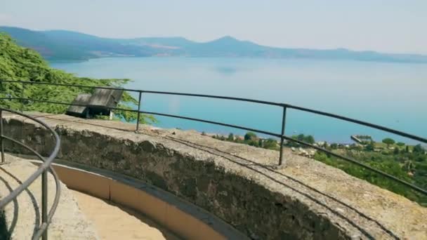 브라치아노, 이탈리아 카스텔로 오르시니 오데스칼치, 외관, 호수. 4k — 비디오