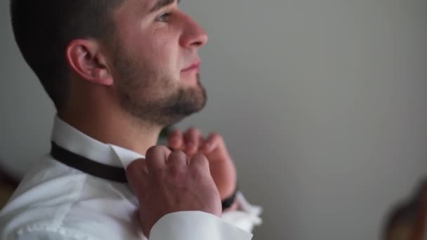 4k одягнена краватка з луком крупним планом. Чоловічі руки перевіряють правильність і коригують повсякденну краватку — стокове відео