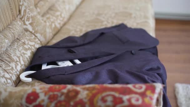 4k Uomo elegante in un abito bottoni di fissaggio sulla giacca che si prepara ad uscire — Video Stock
