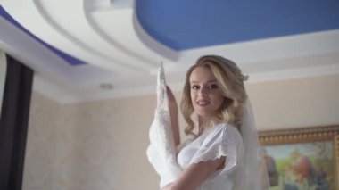 4k Güzel gelin düğün dükkanında elbisesini çalışıyor. Yavaş çekim