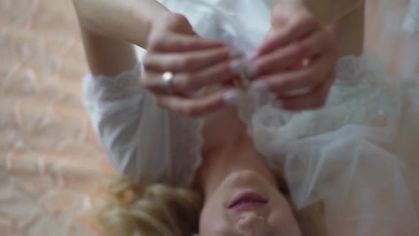 Elegantní světlovlasá nevěsta nosí krásné náušnice a zvoní HD — Stock video