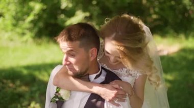 Damat arkasında buket ile büyüleyici sarışın gelin geliyor. Yavaş çekim