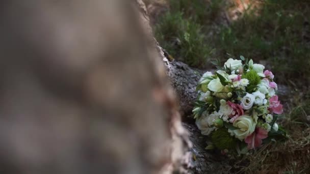 新鮮なバラの花束。木の近くの公園で結婚式の花束。スローモ — ストック動画