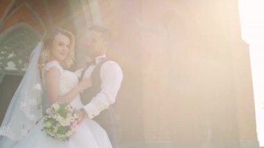 Çift Gelin ve Damat Eski Kilisesi üzerinde Açık Havada Strolling olduğunu