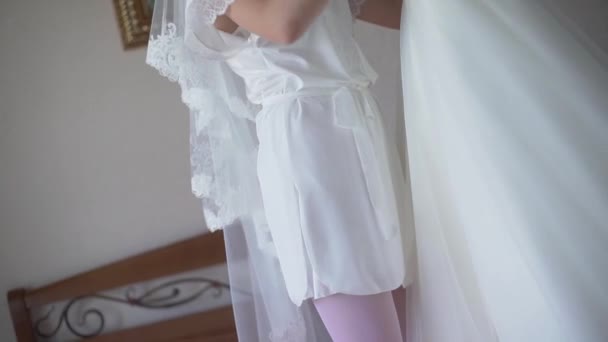 Bella sposa provare il suo vestito in negozio di nozze. Rallentatore — Video Stock