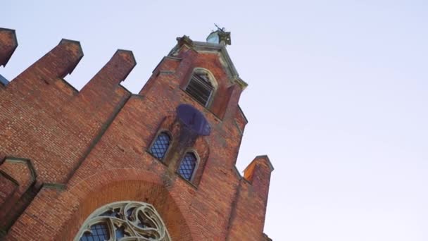 放棄された赤レンガ教会の壊れたゴシック様式の窓、ゴシック様式の古いカトリック教会 — ストック動画