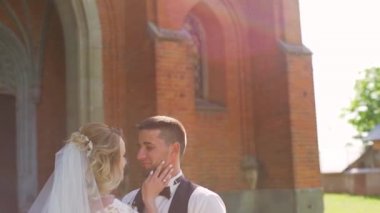 Çift Gelin ve Damat Eski Kilisesi üzerinde Açık Havada Strolling olduğunu