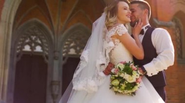 Çift Gelin ve Damat Eski Kilisesi üzerinde Açık Havada Strolling olduğunu
