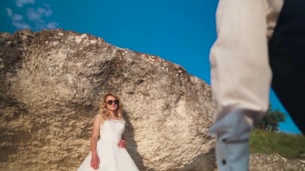 부부는 바다 절벽으로 걸어, 함께 볼 수 있습니다. 슬로우 모션 — 비디오