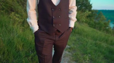 Akıllı saat ile açık modern genç adam. Bir sürü yeşil bitkinin etrafında