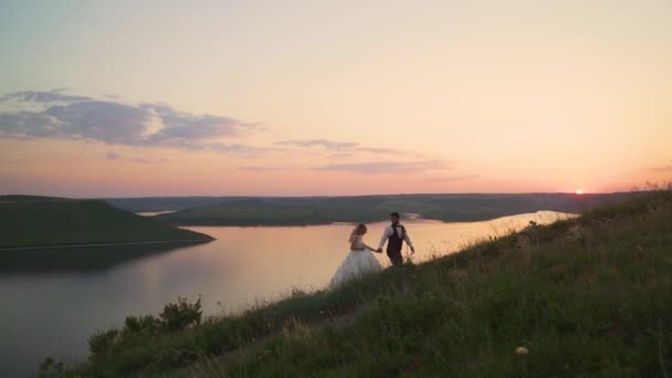 Couple in love a walk among the coastal stones on the seashore. Slow motion — Stock Video