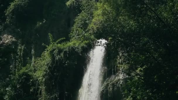 Lenta toma de agua cayendo en una hermosa villa italiana en Tivoli — Vídeo de stock