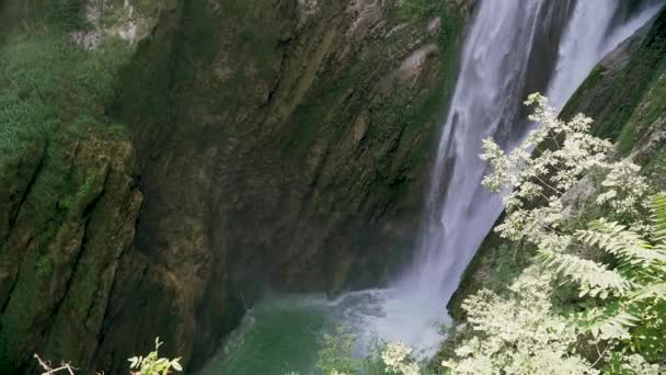 Plan au ralenti de l'eau tombant dans une belle villa italienne à Tivoli — Video