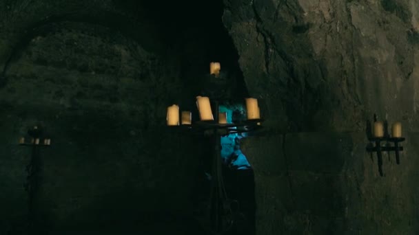 Vista de una habitación medieval oscura en un castillo con luz proveniente de una lámpara de aceite . — Vídeos de Stock
