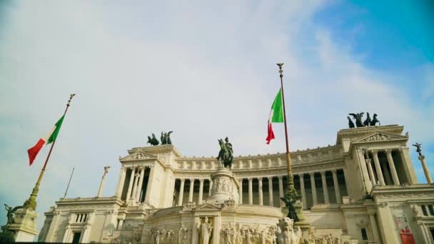 Wunderschönes panorama eines vittoriano mit einer flagge von italien. Zeitlupe — Stockvideo