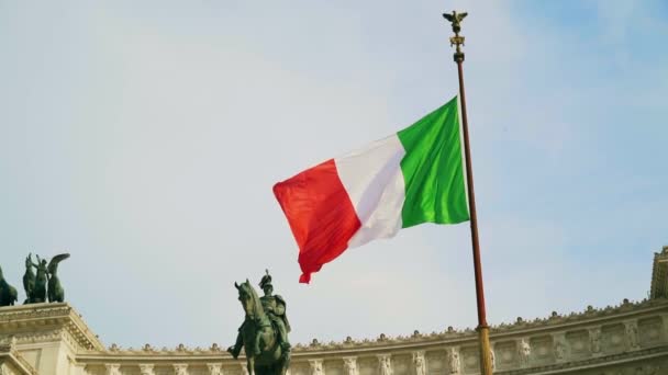 Scatto al rallentatore della bandiera sventolante d'Italia sullo sfondo del palazzo Vittorio Emanuele — Video Stock