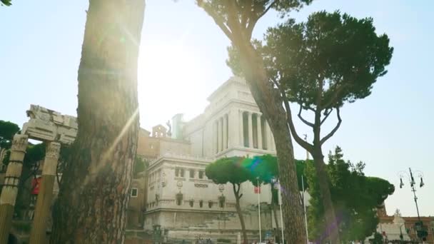 Hermoso panorama de un Vittoriano con bandera de Italia. Movimiento lento — Vídeo de stock