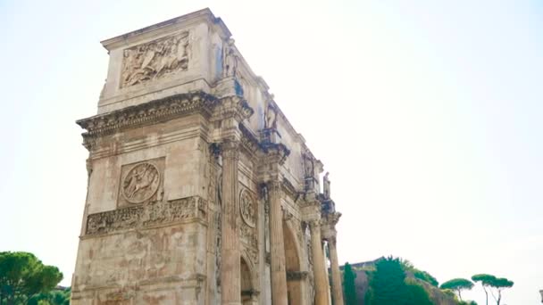 Konstantin Arch vid soluppgången i Rom, Italien. Slow motion flytta kameran — Stockvideo