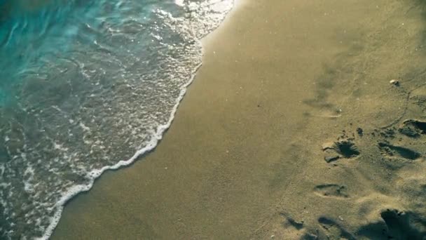 Closeup Of Sea Waves Washing Ashore Uma praia de areia em câmera lenta ao pôr do sol — Vídeo de Stock