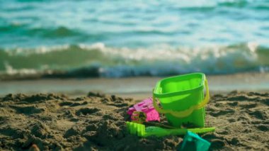 Deniz sahilinde oyuncak kürek. Yaz günü aile konsepti. Tatil rahatlayın. Yavaş çekim