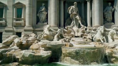 Roma İtalya'daki Trevi Çeşmesi'nin statik görüntüleri. Yavaş çekim şelale