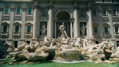Roma İtalya'daki Trevi Çeşmesi'nin statik görüntüleri. Yavaş çekim şelale