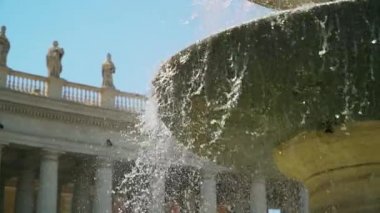 Aziz Petrus Bazilikası'nın kubbesindeki çeşme. Vatikan. Yavaş mo kamera