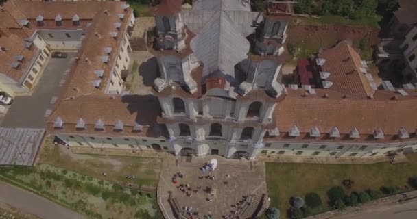 Vista aérea del monasterio de la catedral católica en verano, Buchach 4k — Vídeo de stock